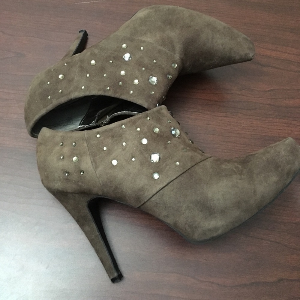2/$25 Kathy Van Zeeland suede brown heels - Picture 1 of 7